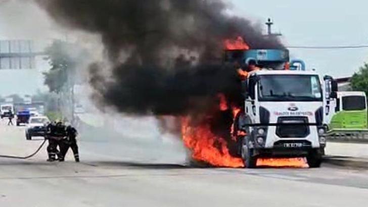 Düzce'de belediyeye ait vidanjör alev alev yandı