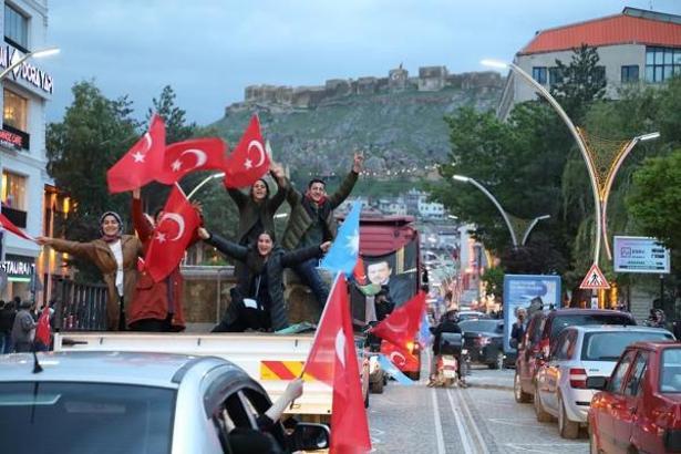 Bayburt’ta havai fişekli seçim kutlaması drone kamerasında