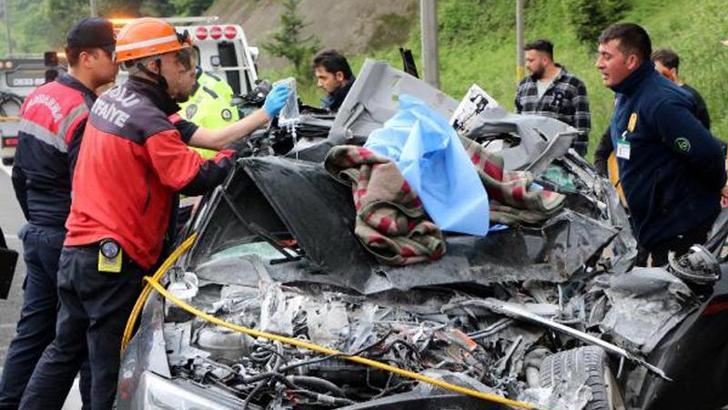 Otoyolda aynı noktada 2 kaza: 3 yaralı