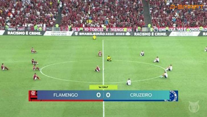 Vinicius Junior için Flamengo-Cruzeiro maçında oturma eylemi yapıldı