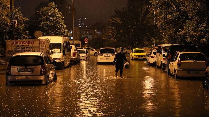 Antalya’da şiddetli yağmur nedeniyle işyerlerini su bastı, araçlar yolda kaldı