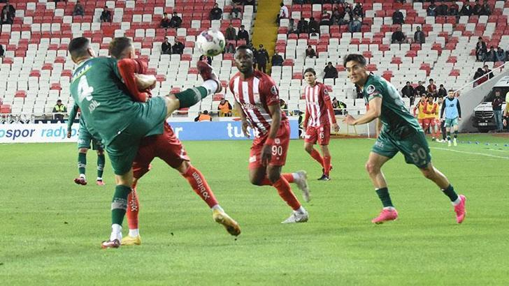 Sivasspor ligde kalmayı garantiledi