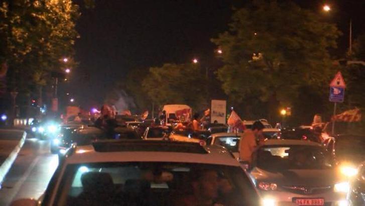 Şampiyonluk kutlaması için Galatasaray taraftarları Florya'ya akın etti