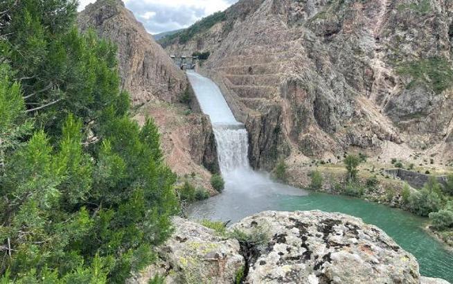 Kılıçkaya Barajı'nda doluluk oranı yüzde 100'e ulaşınca kapaklar açıldı