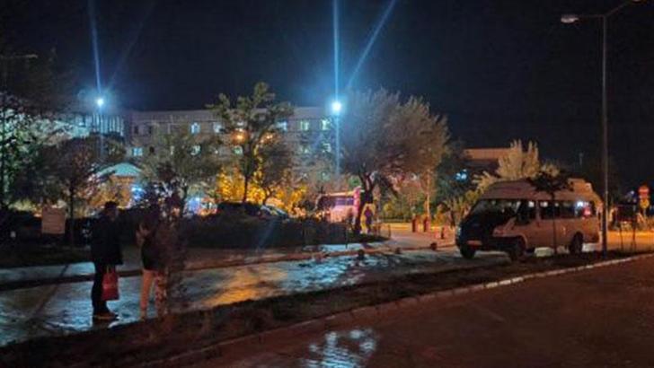 Husumetli ailelerin sokakta başlayan kavgası hastane önünde de devam etti: 14 yaralı