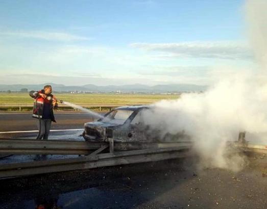 Bariyerlere çarpıp alev alan otomobildeki 3 kişi yaralandı