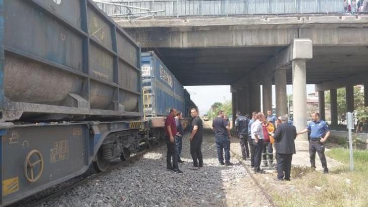 Tren, hemzemin geçitte traktöre çarptı: 1 yaralı (2)