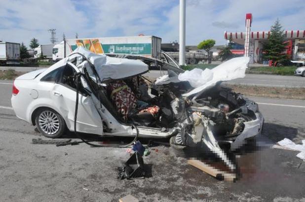 Otomobil, kamyona arkadan çarptı: 1 ölü, 1 yaralı