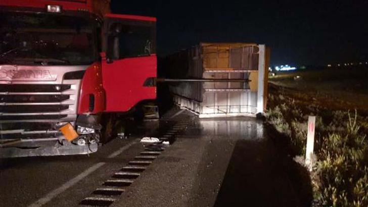 TIR karşı şeride geçti: 1 ölü, 6 yaralı