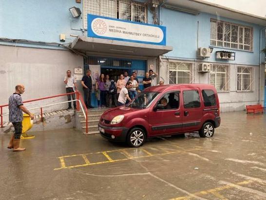 İzmir'de sağanak etkili oldu (3)