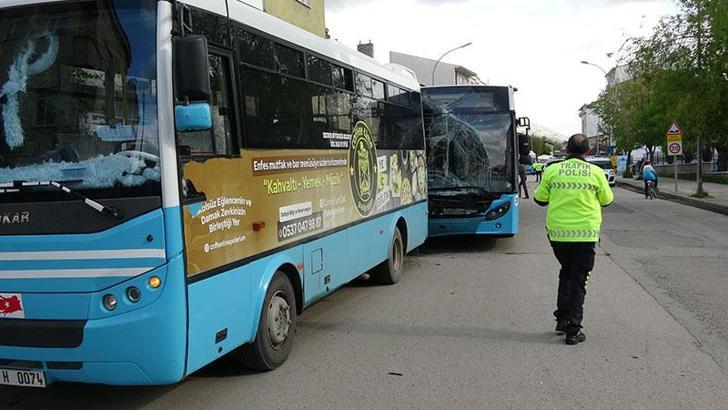 Erzurum'da iki otobüs çarpıştı, 15 yolcu hafif yaralandı