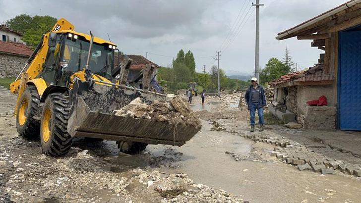 Seyitgazi'de sel suları çekildi, temizlik ve onarım başladı