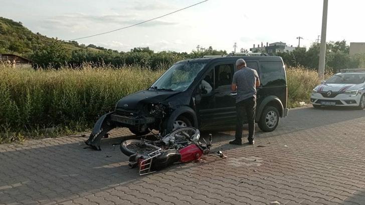 Hafif ticari araç ile motosiklet çarpıştı: 1 ölü, 1 yaralı