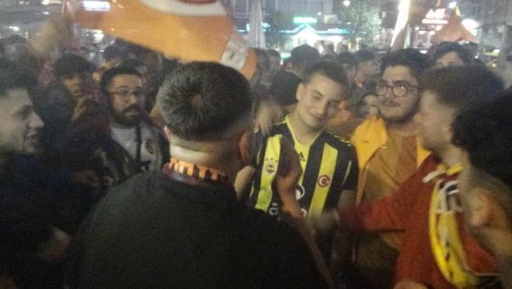 Silivri'de Galatasaray ve Fenerbahçe taraftarlarından şampiyonluk kutlaması