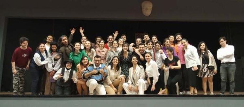 Perde 'depremzede çocuklar' için açıldı