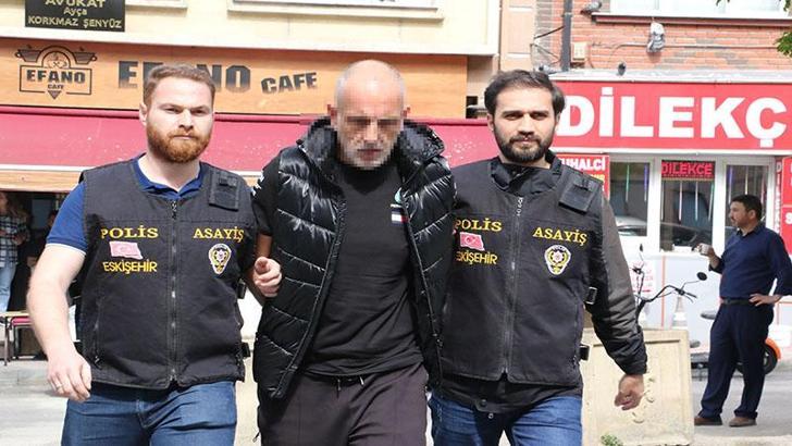 Evine gittiği arkadaşını dövüp, başına sert bir cisimle vurarak öldürdü