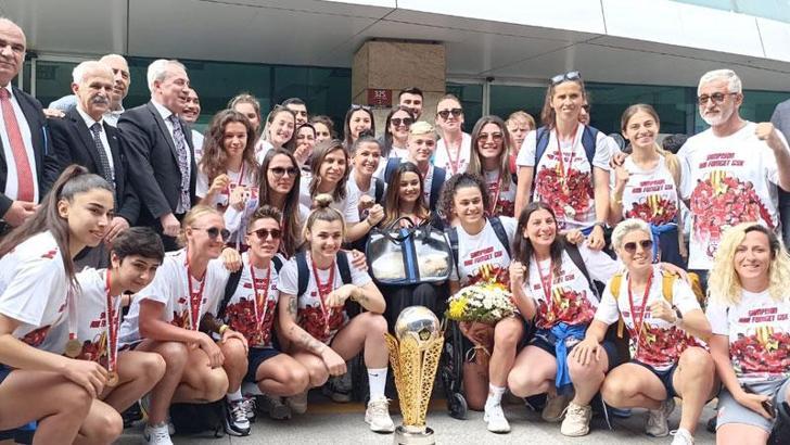 Kadın Futbol Süper Ligi şampiyonu Ankara Büyükşehir Belediyesi FOMGET'e coşkulu karşılama