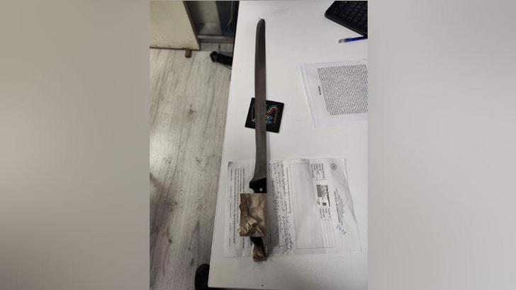 Döner bıçaklı saldırgan, polis tarafından biber gazıyla etkisiz hale getirildi