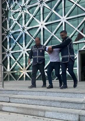 Boşanma aşamasındaki eşinin kaldığı evi kurşunlayıp, polise de ateş açan şüpheli tutuklandı