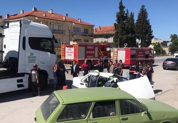 TIR'ın çarptığı otomobildeki karı- kocayı ölüm ayırdı