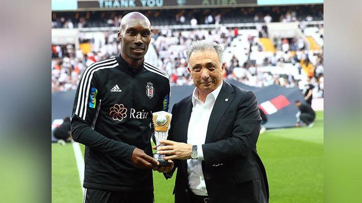 Beşiktaşlı taraftarlardan Atiba Hutchinson’a veda