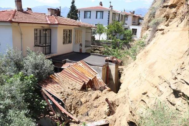 Denizli'de heyelan sonrası mahalleli tedirgin