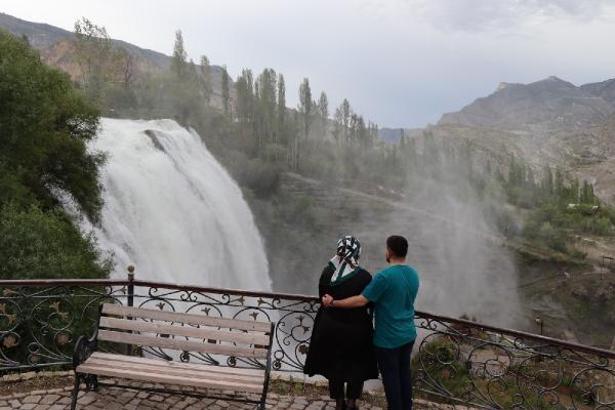 Tortum Gölü yüzde 100 doldu, şelale coştu