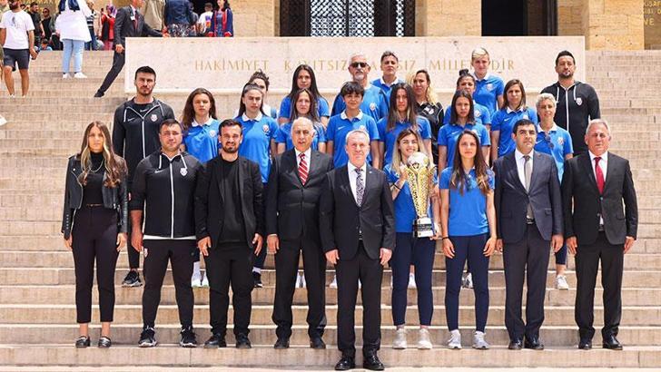 Kadınlar Futbol Süper Ligi şampiyonluk kupası, Anıtkabir'de