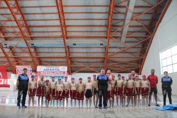 Amasya Polisinden çocuklara yüzme kursu