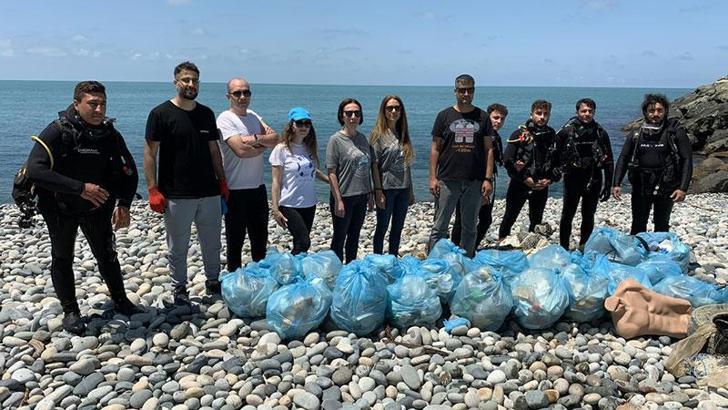 Üniversite öğrencileri, denizden 150 kilo çöp çıkardı