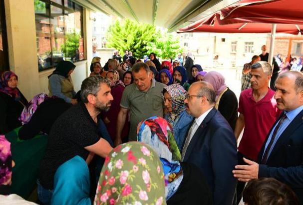 Fransa’da bıçaklanarak öldürülen anne ve 2 çocuğu, Trabzon'da toprağa verildi