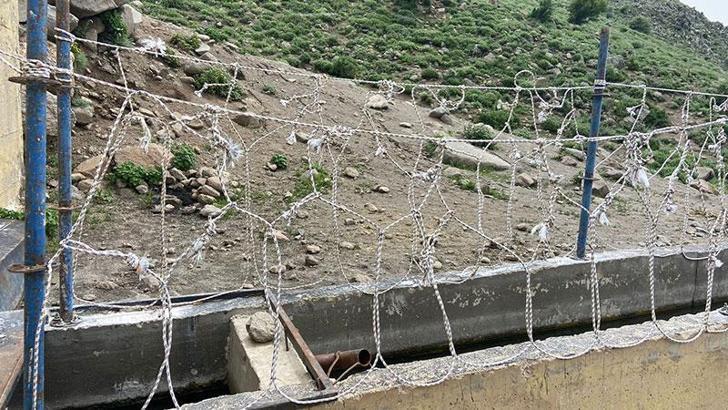 İlmekli iplerle tuzak kurup yılkı atlarını çalan 2 şüpheliyi jandarma yakaladı