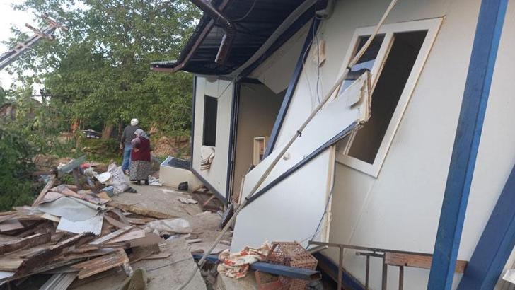 Sinop'ta prefabrik ev, heyelanda hasar gördü