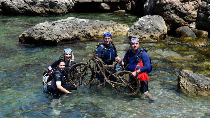 Deniz dibinden bisiklet ve balık kafesi çıktı