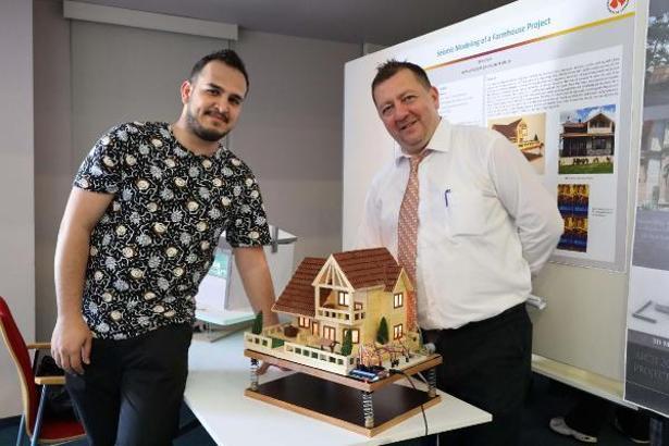 İEÜ'lü gençlerden İzmir'in simge yapılarına inceleme