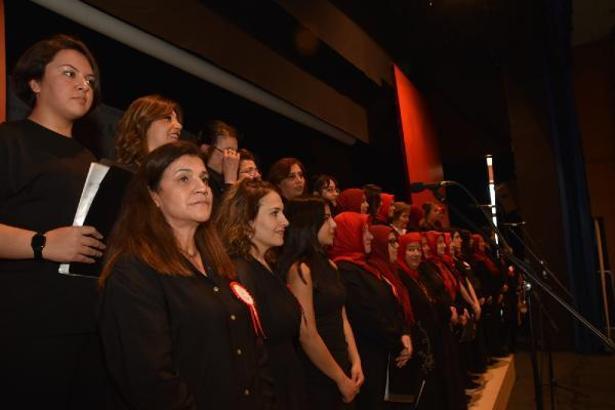 Otizmli çocukların annelerinden oluşan koro konser verdi