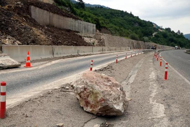 Dağdan kopan dev kayalar yola indi, ulaşım durdu