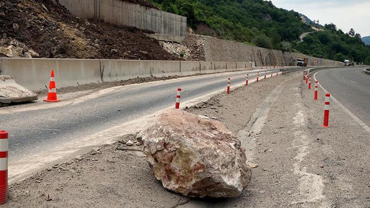 Dağdan kopan dev kayalar yola indi, ulaşım durdu
