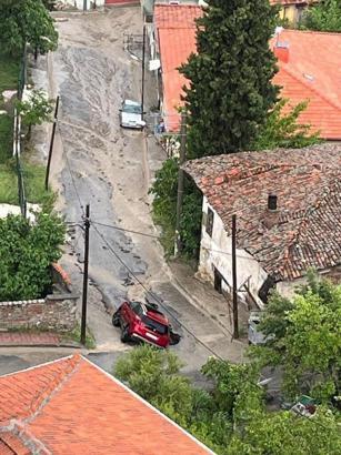 Manisa'da sağanak sele neden oldu; yollar çöktü, araçlar çamura saplandı