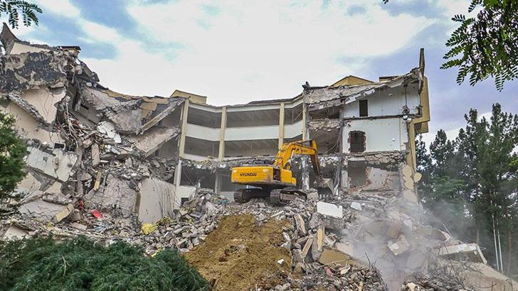 Depremde hasar gören Dicle Üniversitesi rektörlük binasının yıkımına başlandı