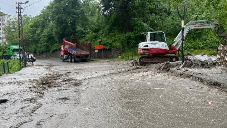 Ordu'da 15 dakika etkili olan sağanak dereleri taşırdı, cadde ve sokakları su altında bıraktı