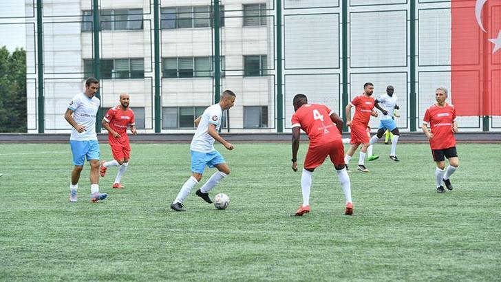 Yıldız veteranlar depremzedeler için gösteri maçında bir araya geldi