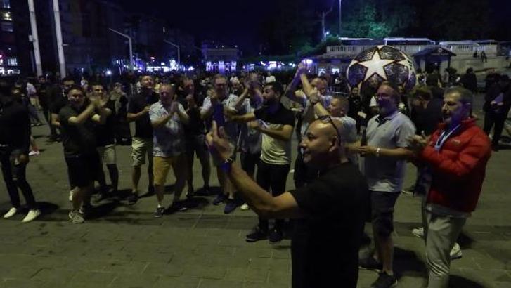 Şampiyonlar Ligi final maçı için Taksim'de broşür dağıtarak bilet aradı