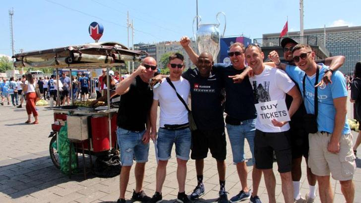 İngiliz ve İtalyan taraftarlar Taksim Meydanı'nda maç saatini bekliyor