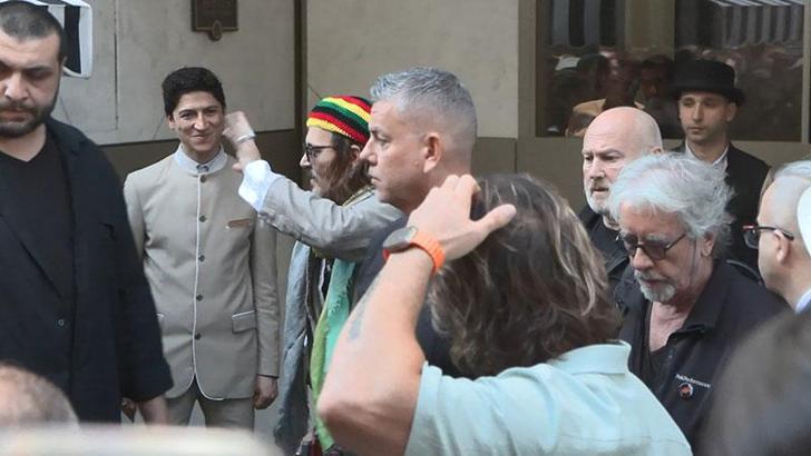 Dünyaca ünlü oyuncu Johnny Depp konser alanına doğru yola çıktı