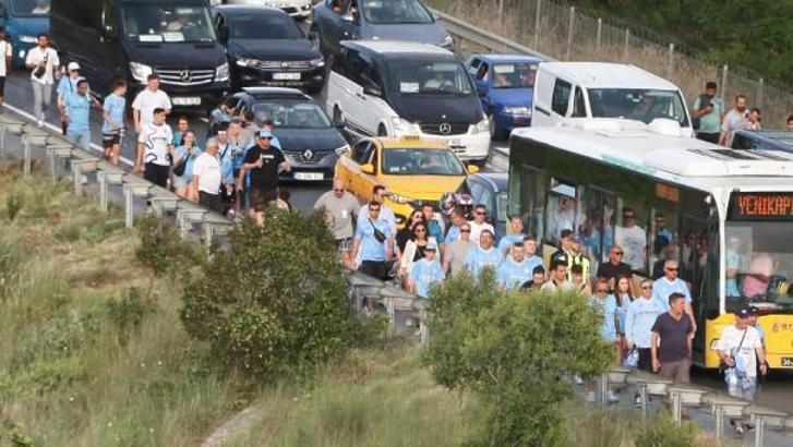 Atatürk Olimpiyat Stadı çevresinde trafik oluştu; yüzlerce taraftar stada yürüyerek gitti