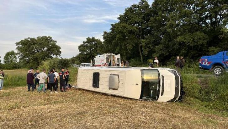 Düğüne gidenlerin içerisinde bulunduğu minibüs tarlaya devrildi: 3 yaralı