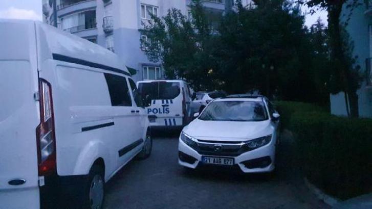 Annesi ve kız kardeşini odaya kilitleyip, babasının boğazını kesti