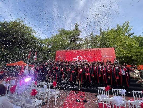 Türk ve Kanada müfredatında eğitim gören öğrenciler çift diplomayla mezun oldu