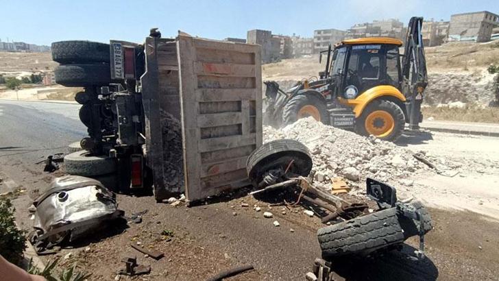 Freni boşalan kamyon durak, direkler ve ağaçlara çarpıp devrildi